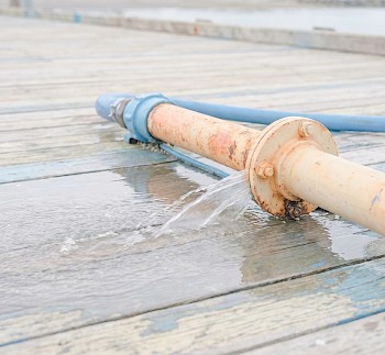 Ремонт прорванной трубы без замены линии: временные и постоянные решения