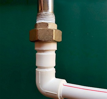 Как соединить трубы из разных материалов без протечек