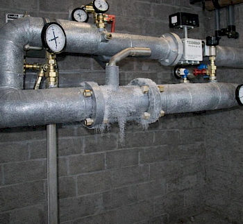 Почему замерзает вода в трубах и как разморозить без повреждений