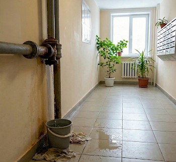 Течет отопительная труба в подъезде: как действовать и чья ответственность