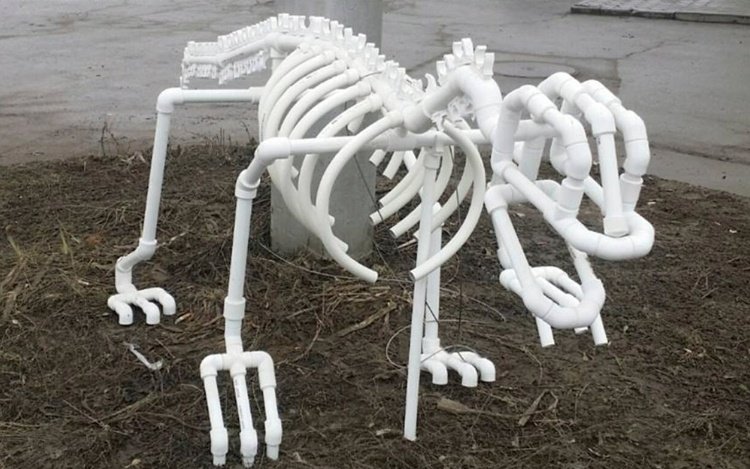 скелет динозавра из полипропиленовых труб