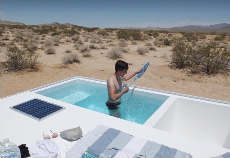 бассейн в пустыне